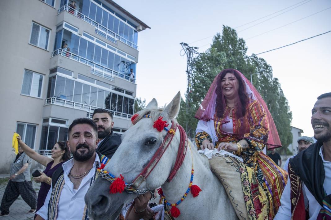 Almanya'dan gelin geldi: Tunceli düğününde tek tek hepsini yerine getirdi 14